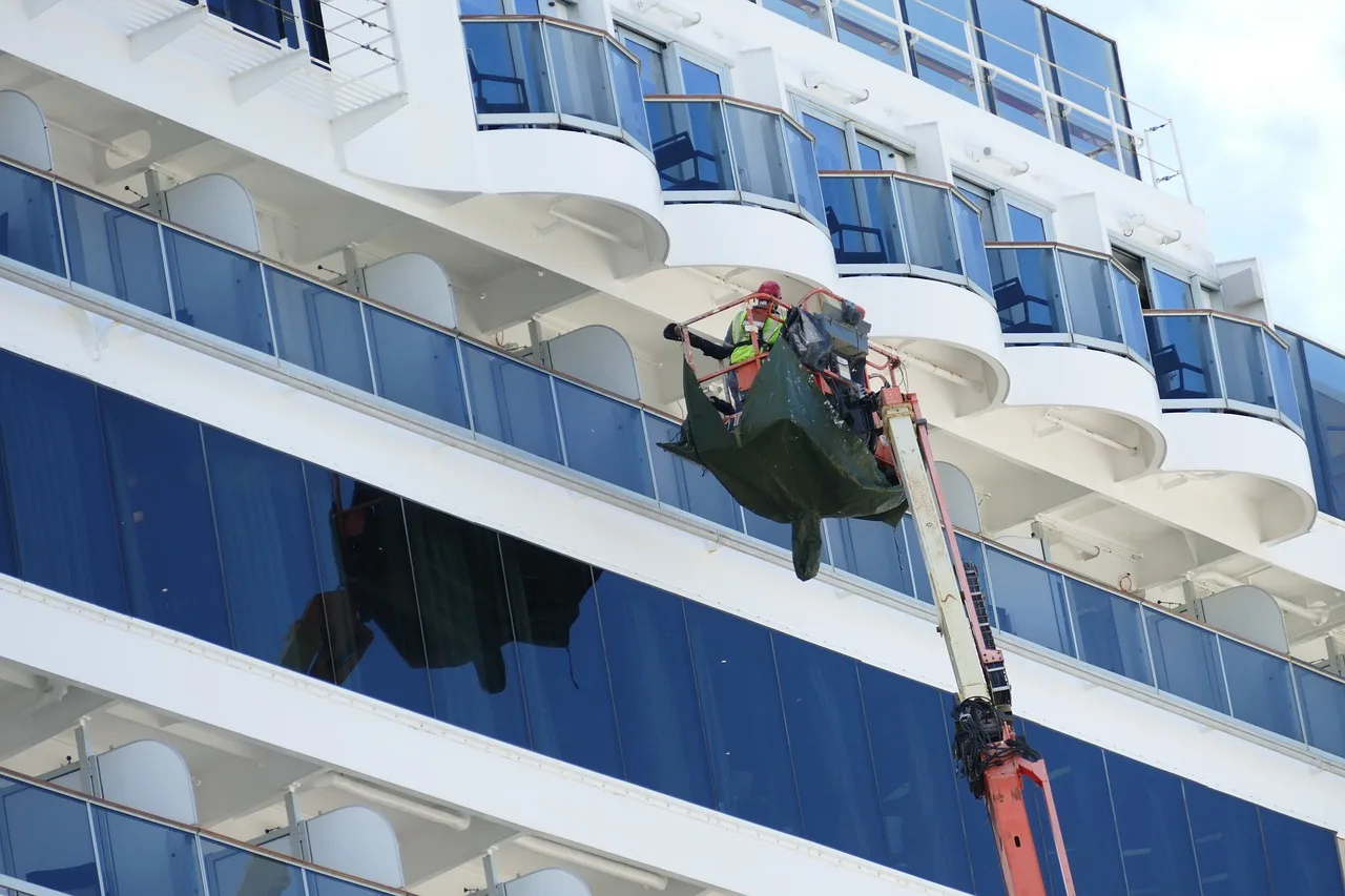 cruise ship, cruise, ship, vacations, ship travel, tourism, balcony, cleaning, crane, window, cruise ship, cruise ship, cruise ship, cruise ship, cruise ship, balcony, balcony, balcony. Drafting bilingual window cleaning contracts in Quebec, the Charter of the French Language explained