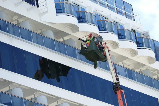 cruise ship, cruise, ship, vacations, ship travel, tourism, balcony, cleaning, crane, window, cruise ship, cruise ship, cruise ship, cruise ship, cruise ship, balcony, balcony, balcony. Drafting bilingual window cleaning contracts in Quebec, the Charter of the French Language explained