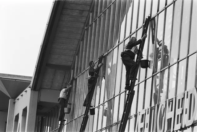 Window cleaners washing the windows of the RAI in Amsterdam during the contest for the Silver Window Wiper (Zilveren Ruitenwisser), 20 April 1971. Anefo photo collection. Window cleaning marketing and growth guide